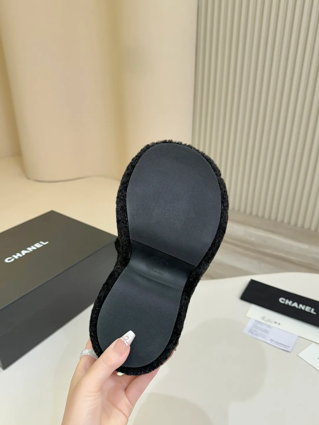 👟👟Ex-factory price 480👟👟 Chanel CHANEL thick-soled fur flip flops｜Finally waited for this pair of celebrity show style same style🧚♀️ The upper is covered with soft and waxy lamb wool, with classic double C diamond buckle👟👟The texture is full of texture. As soon as you put it on, your sense of luxury will instantly soar. The inner lamb wool fabric is as comfortable as stepping on clouds☁️ Thickened rubber soles, 8cm at the heel, 6.5cm at the forefoot, with raised bars, easy to wear with long legs~ The wedge heel design is super easy to walk, lazy and fashionable. It is very elegant for daily outings and date wear. It is a must-have and versatile artifact for this autumn and winter, waiting for you~ #chanel slippers #Celebrity Style #Advanced Wearing Fabric: Lamb 🐑 Wool Lining: Lamb 🐑 Wool Feet: lamb 🐑 hair Outsole: wear-resistant and non-slip rubber outsole Size: 35–40